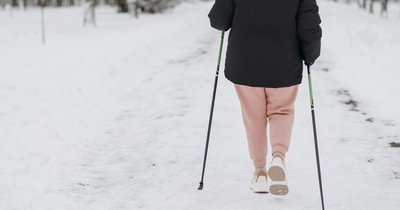 Nordic walking - dlaczego warto spacerować z kijkami