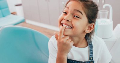 Jak oswoić dziecko z wizytą u dentysty? Pierwsza wizyta krok po kroku