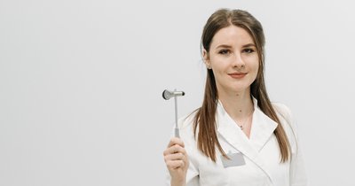 Młotek neurologiczny w podstawowym badaniu neurologicznym – do czego służy i jakie są jego rodzaje?
